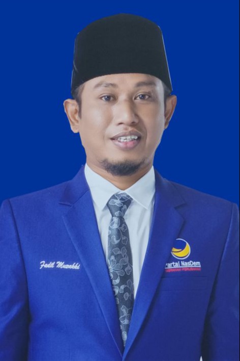 Lora Achmad Fadil Muzakki Syah alias Lora Fadil,  anggota DPR RI yang beristri tiga.